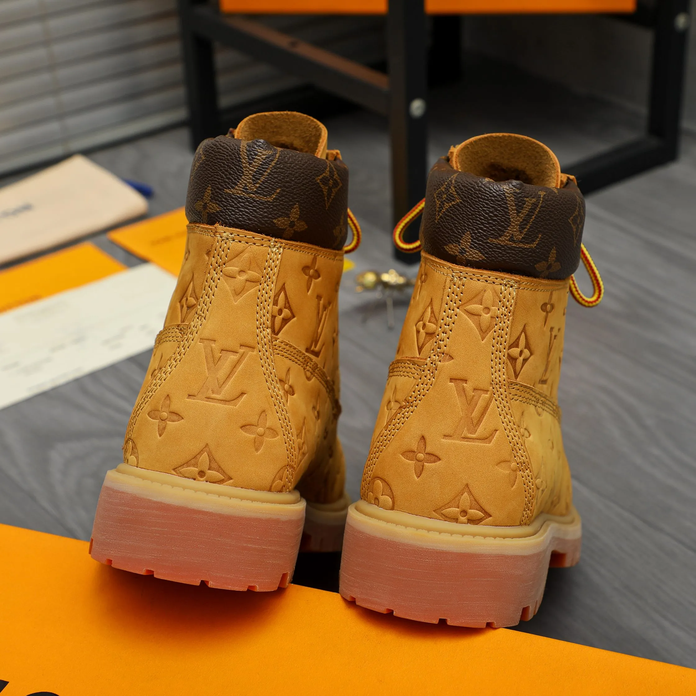 Men's shoes 💰p480 Product trademark: LV "Louis Vuitton" business lace-up high-top men's shoes Regular size: 38-44 Product materials: Selected matte cowhide embossed upper Leather lining Original rubber outsole